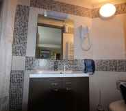 In-room Bathroom 5 Residence Hoteliere Sarah Bernard