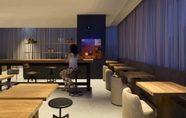 Bar, Kafe, dan Lounge 6 J Hotel