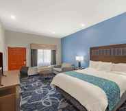 Bedroom 7 Baymont by Wyndham Houston Hobby Airport