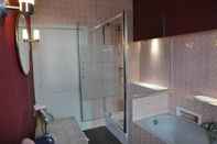 In-room Bathroom Le Jau