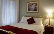 Bilik Tidur 3 Sir Isaac Brock B&B Luxury Suites