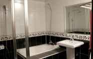 Toilet Kamar 6 Public Hotel