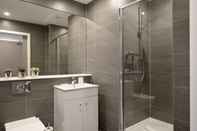 In-room Bathroom Destiny Scotland Apartments at Nelson Mandela Place