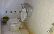 Toilet Kamar 4 Shantinath Palace