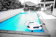 Kolam Renang Family Villa Iona with Private Pool