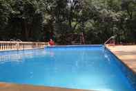สระว่ายน้ำ Hotel Ashok