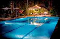สระว่ายน้ำ Villa Laura Resort
