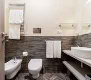 In-room Bathroom 6 Foro Romano Luxury Suites