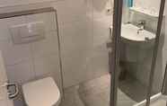 Toilet Kamar 5 Hotel Well Garni