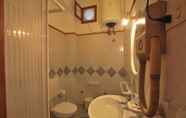 In-room Bathroom 5 Canneto Beach