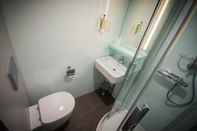 In-room Bathroom easyHotel Manchester