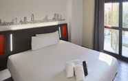 Bedroom 4 easyHotel Barcelona Fira