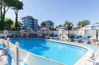 Swimming Pool Hotel Levante