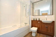 In-room Bathroom Town & Country Apartments -Priory Park
