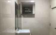 Toilet Kamar 4 Sudirman Park Apartment by Merry