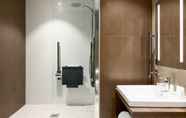 In-room Bathroom 6 AC Hotels by Marriott Belfast