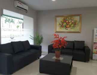 Lobi 2 Green Lake View Luxury Apartment by Indah