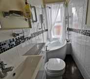 In-room Bathroom 2 Fernhurst Holiday apartments