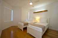 Kamar Tidur Maggies Beachfront Apt. 3