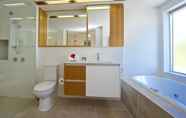 Toilet Kamar 2 Maggies Beachfront Apt. 3