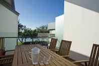 Kamar Tidur Maggies Beachfront Apt. 6