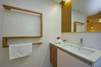 Toilet Kamar Maggies Beachfront Apt. 6