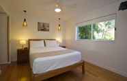 Kamar Tidur 5 Maggies Beachfront Apt. 8