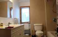 Toilet Kamar 5 Muskoka Lake and Marina View Room