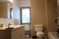 Toilet Kamar Muskoka Lake and Marina View Room