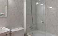 In-room Bathroom 4 Hotel Las Palmeras by Vivere Stays