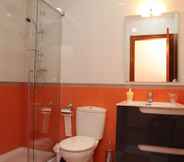 In-room Bathroom 5 Hostal Avenida