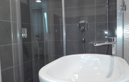 In-room Bathroom 3 Tivoli ShortLets