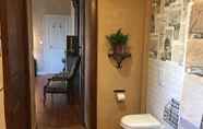 In-room Bathroom 4 LE Petit Chateau DES Cedres
