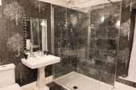 In-room Bathroom Bishopcleugh Guest House