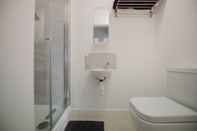 In-room Bathroom Kirkstall Bridge Apartments - 23