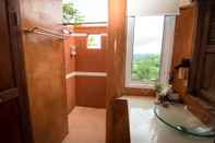 In-room Bathroom Monmaen Resort & Spa