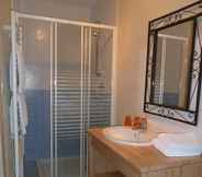 In-room Bathroom 2 Moulin de Drapras