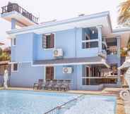 Kolam Renang 2 GuestHouser 4 BHK Villa in Calangute