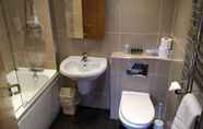 In-room Bathroom 4 Standing Stones Hotel