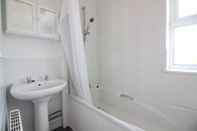 In-room Bathroom Airport Lodge Norwich