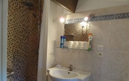 In-room Bathroom 4 Locations des Alpilles