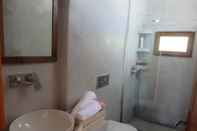 Phòng tắm bên trong Maravelia Mare