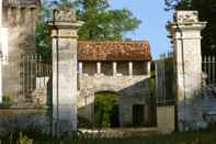 Bên ngoài Château de La Combe