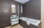 In-room Bathroom 3 VilamouraSun Aquamar 410
