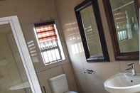 In-room Bathroom Kwantulindawo Guesthouse Newcastle