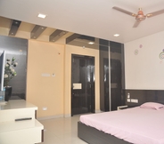 Phòng ngủ 3 Kalaimagal Residency