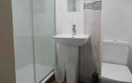 Toilet Kamar 6 Antrim Coast Apartments