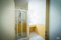 Phòng tắm bên trong Hotel Le Lion D'or