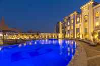 Swimming Pool Ezdan Palace Hotel