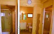 In-room Bathroom 2 Les Cabanes des Chateaux